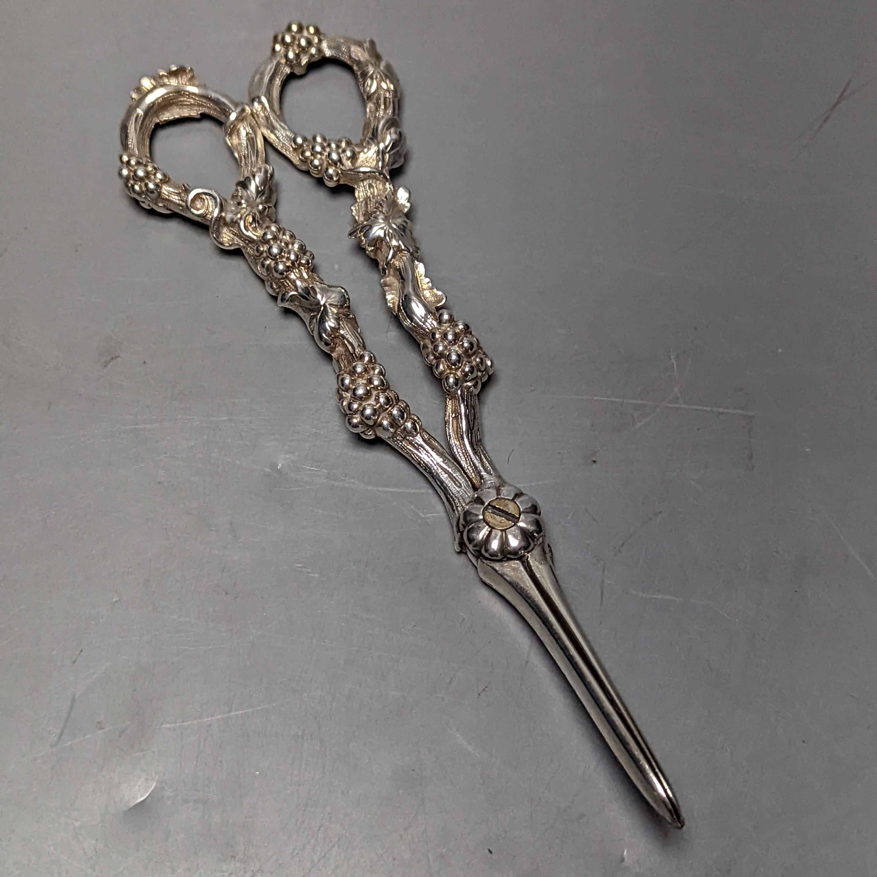 A pair of Victorian silver grape shears, London, 1844?, 18cm, gross 132 grams.